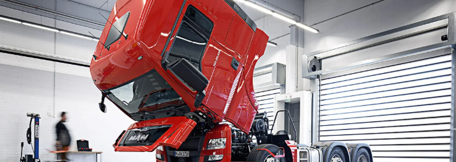 Original Truck Service Profi photograph of a red truck in a service workshop